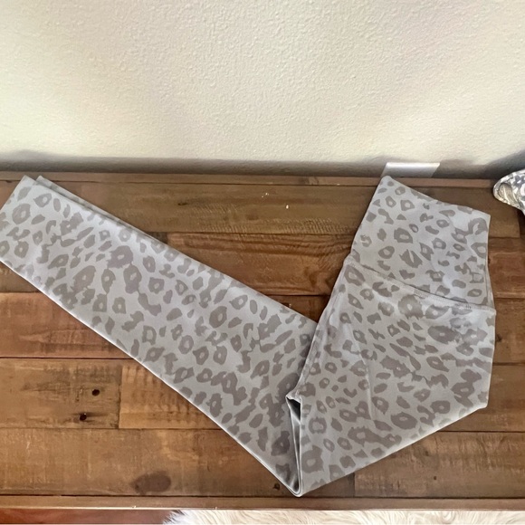 EUC Beyond Yoga Leopord Yoga Pants Size Small - Picture 3 of 16